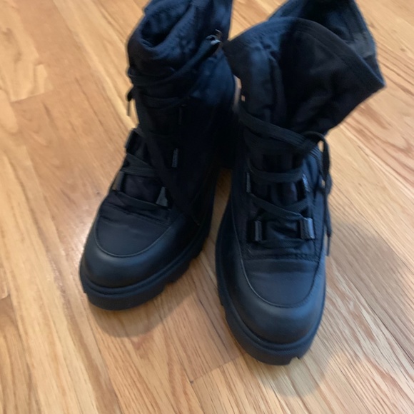 Moncler boots 8.5 - Picture 10 of 10